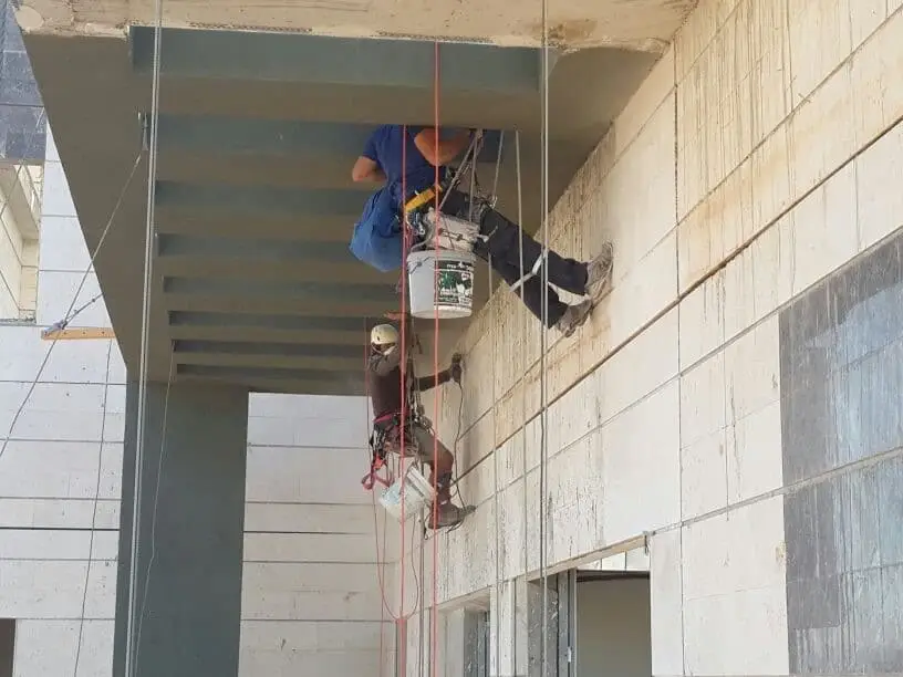 כיצד מתבצעת עבודת איטום בסנפלינג?